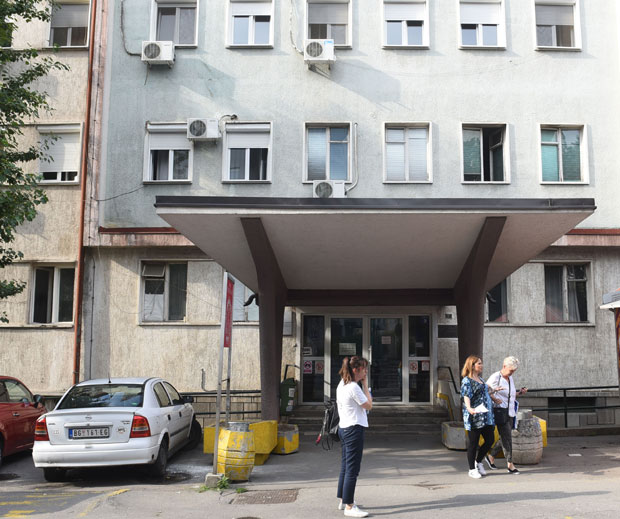 Порођај испред зграде КБЦ Звездара